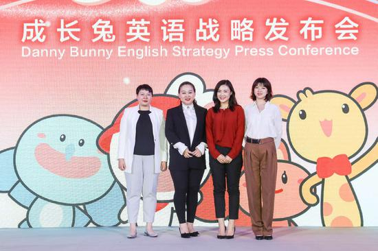 左起：牛津大学出版社全球业务发展部总监郝思嵘，成长兔英语创始人兼CEO李红梅、联合创始人张兰心、刘乙纤