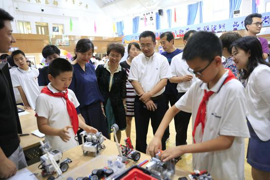 学生代表们为大人讲解科学小知识