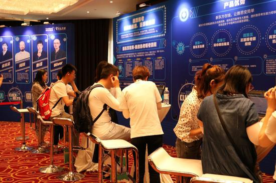 考生现场体验新东方在线雅思机考模考产品