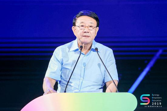 第十一届、十二届全国人大常委会委员，民进中央原副主席，中国民办教育协会会长王佐书