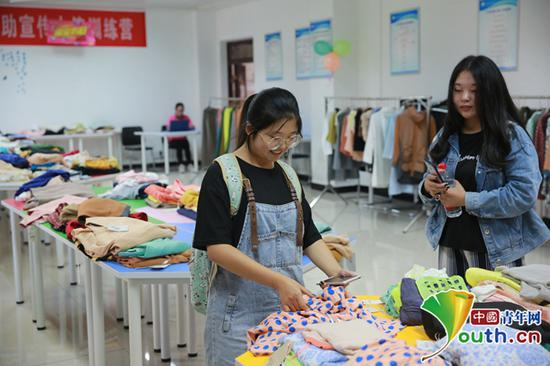 图为学生在“爱心超市”购物。中国青年网通讯员 李丛娇 提供