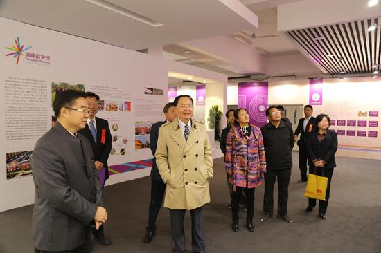 来宾参观主题展览