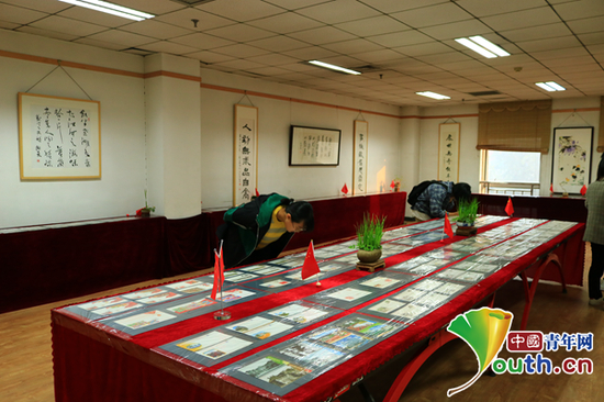 图为河北大学学生在参观展出的邮票。中国青年网通讯员 彭渤 摄