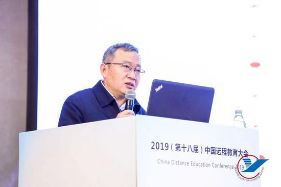 　　国务院发展研究中心发展战略和区域经济研究部部长侯永志作《中国经济高质量发展提出的人才挑战》主题报告