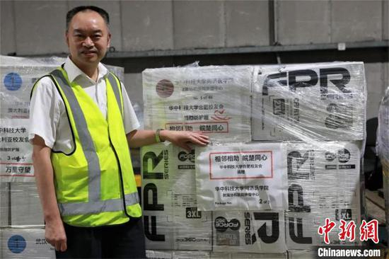 邝远平在一线募集抗疫物资　李端　摄