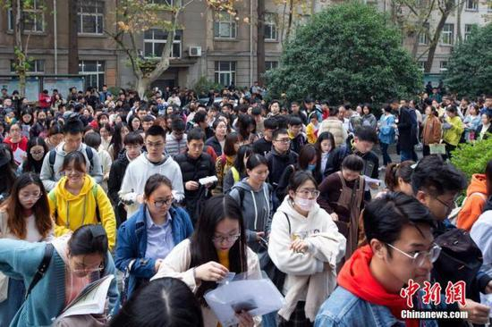 　　资料图：2019年11月24日，2020年度国考举行，图为考生在南京林业大学考点进场参加考试。 中新社发 苏阳 摄图片来源：CNSphoto