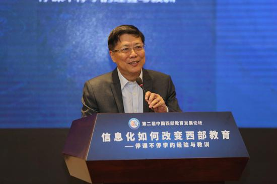 　　图为中国西部教育发展论坛主席、国务院参事、中国教育三十人论坛成员、友成基金会常务副理事长汤敏