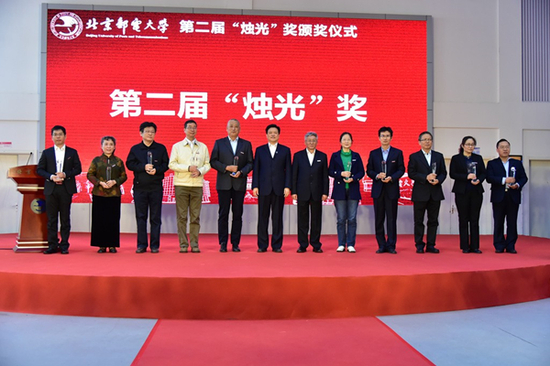 第二届“烛光”奖获奖教师与吴书记、乔校长合影