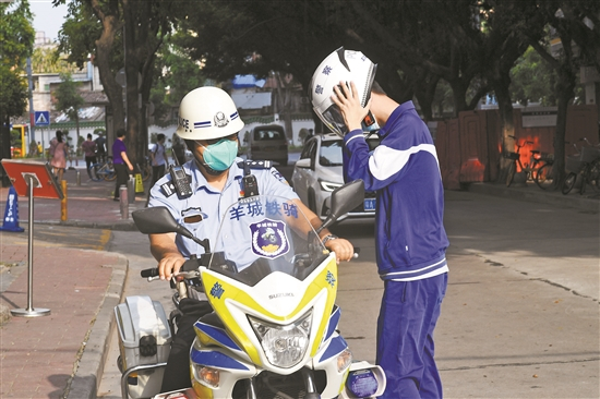 去年，交警送一名考生回家取准考证后再送到考点 羊城晚报记者 林桂炎 摄