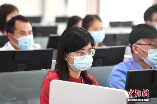 6月14日,南京师范大学阅卷点,评卷教师正在认真评改试卷。中新社发 杨素平 摄 图片来源:CNSphoto