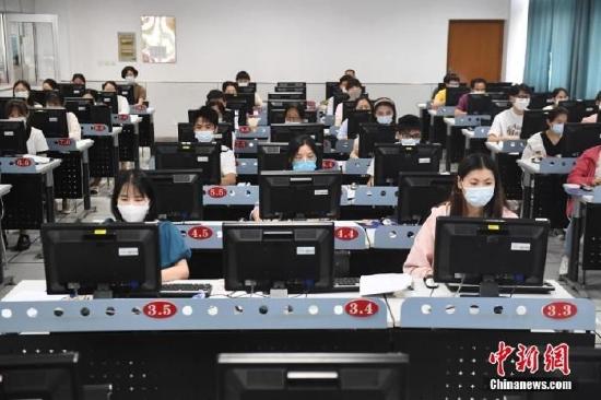 6月14日,南京师范大学阅卷点,评卷教师正在认真评改试卷。中新社发 杨素平 摄 图片来源:CNSphoto