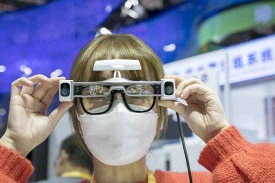 第四届进博会上爱普生展示AR智能眼镜。图/IC photo