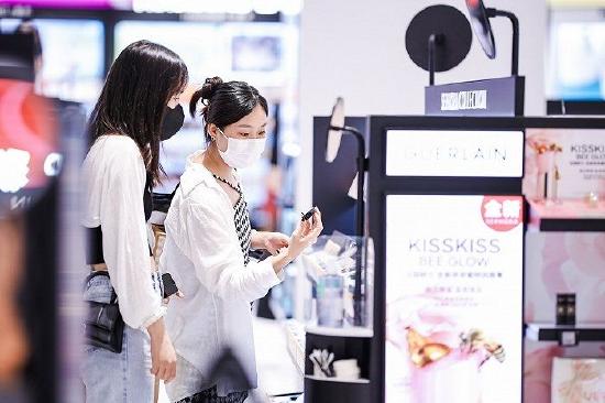 消费者于丝芙兰海口万象城店内选购商品