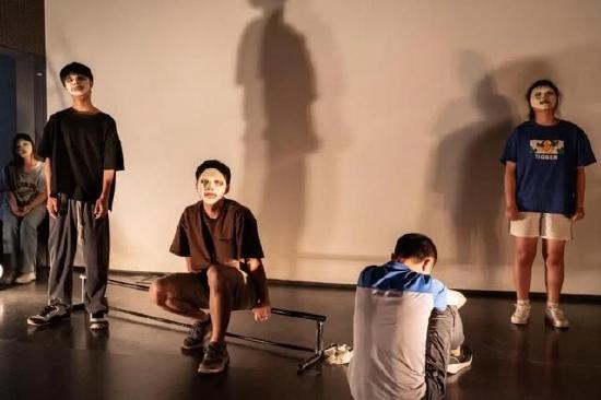 7月15日、16日、17日,9位职校生在广东时代美术馆多功能厅表演戏剧《影子》,讲述自己的故事。受访者供图