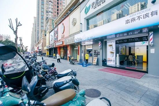 “本来不该有”在惠来县的门店,设有单独的外卖档口。室内还有约50平方米的座位区。