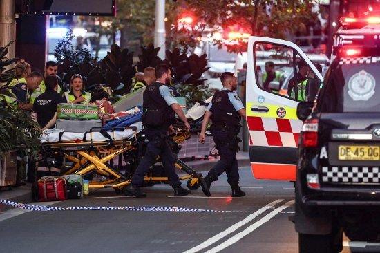 当地时间2024年4月13日，澳大利亚悉尼，发生持刀伤人事件后，警察和医护人员在韦斯特菲尔德邦迪枢纽购物中心外工作。视觉中国 图