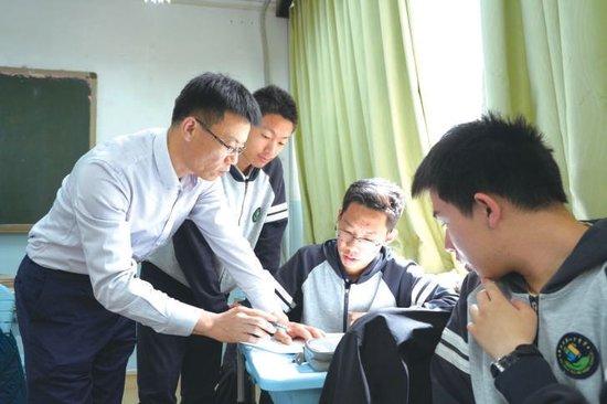 北京市第八十中学高三化学于乃佳老师在课间给同学们答疑解惑