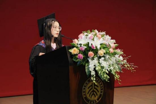钟芳蓉作为北京大学考古文博学院本科毕业生代表致辞。图片来源：北京大学考古文博学院官方微信公众号