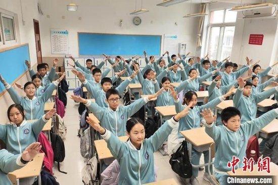 从2024年秋季学期开始，北京义务教育学校推动落实“课间一刻钟”。图为北京八中学生做室内自编操。记者 杜燕 摄