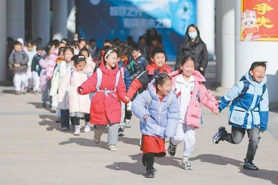 昨天，人大附中亦庄新城学校迎来返校日，为第二天正式开学做准备。本报记者 甘南摄