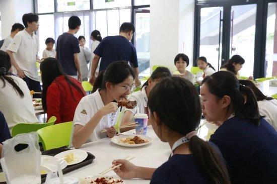 北京十一实验中学的学生正在用餐