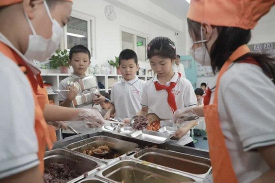 北京小学红山分校的学生正在用餐