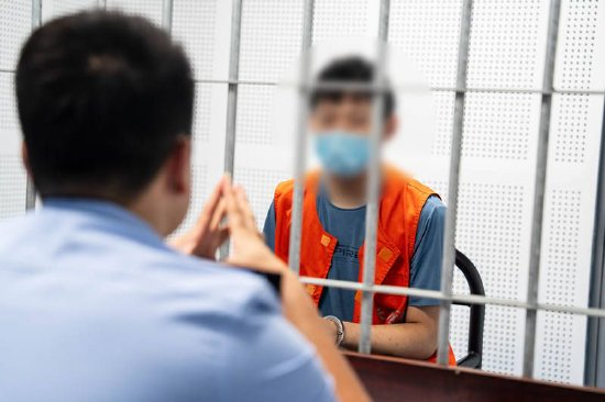 嫌疑人被审讯。上海警方供图