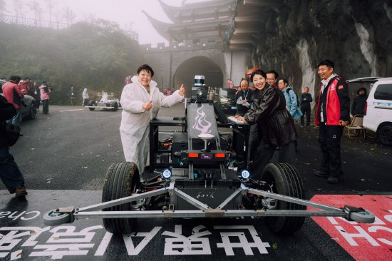 王琳达主席、王乐茵理事长在Hitch Open世界AI竞速锦标赛总决赛的起始点合影