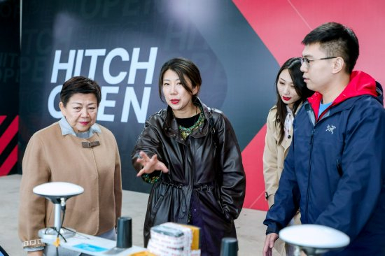 参加Hitch Open世界AI竞速锦标赛总决赛的吉林大学智翼人工智能战队为王琳达主席、王乐茵理事长介绍战队装备
