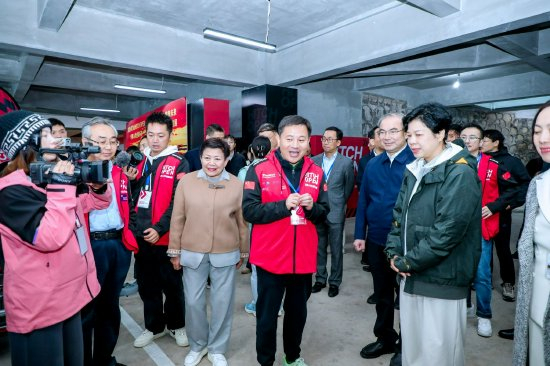 清华大学机械与运载学院党委书记李升波(右三)为湖南省委常委、省人民政府常务副省长张迎春(右一),张家界市委书记刘革安(右二)和王琳达主席介绍战队情况