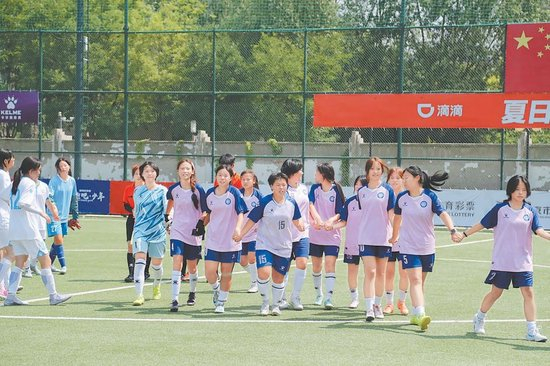王蕾涵（中间15号）与队友逆转拿下高中女子组冠军。