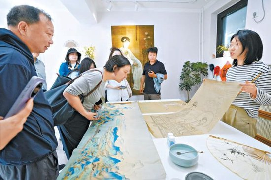 王平镇文旅特色展览。本报记者 王海欣摄