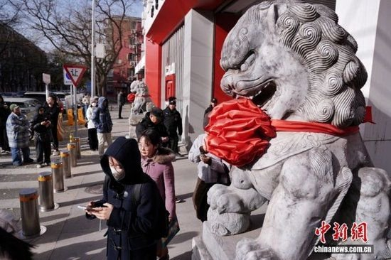 资料图：2025年11月30日，考生完成上午场考试后，步出北京丰台二中考点。当日，中央机关及其直属机构2026年度考试录用公务员公共科目笔试举行。中新社记者 张祥毅 摄