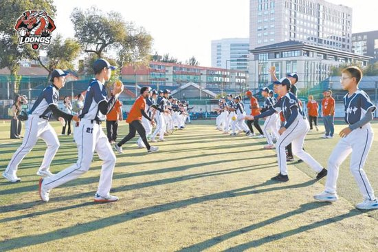 　　今年9月，原古巴国家棒球队首席教练冈萨雷斯带队走进北理工附中，北理工附中棒球队员与世界级教练面对面交流学习。 受访学校 供图
