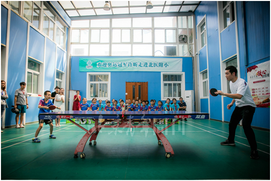 图为乒乓球互动活动中，许昕与学生激战正酣。解飞 摄