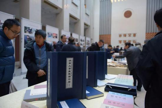 与会嘉宾观展