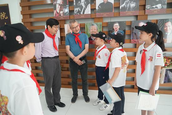 建襄小学学生采访中科院徐国良院士和李劲松研究员。本文均为采访对象供图