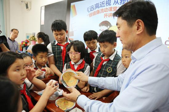 颜华教授为学生们讲解用眼知识