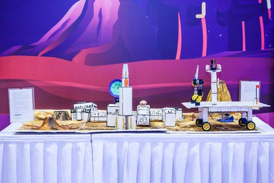 杭州市余杭区瓶窑中学学生创作的“火星探索创想”