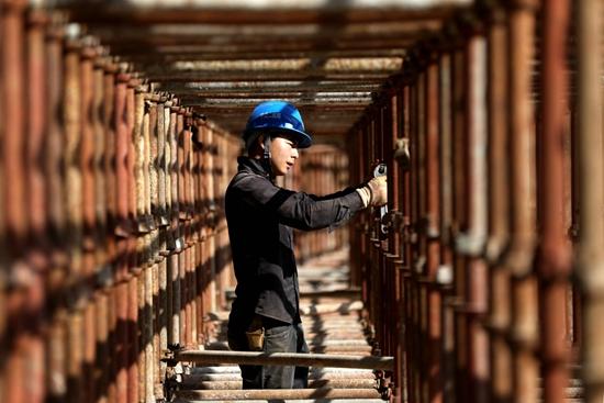2018年10月1日,江苏淮安快速路一期工程建设工地上,建设工人们坚守岗位。视觉中国供图(资料图片)