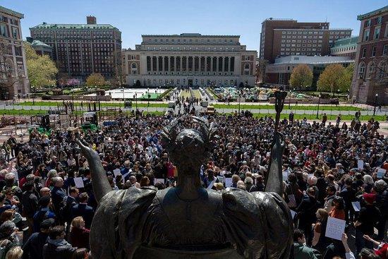 当地时间2024年4月22日，美国纽约，哥伦比亚大学生举行抗议集会。