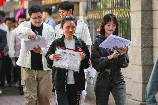 6月7日，在黑龙江哈尔滨市第九中学考点，考生进入考场。新华社记者 王松 摄
