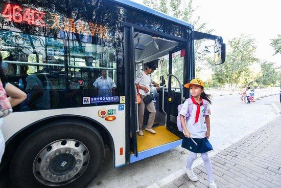 北京公交常规线路也能“通学”了 回天地区中小学迎来公交送学