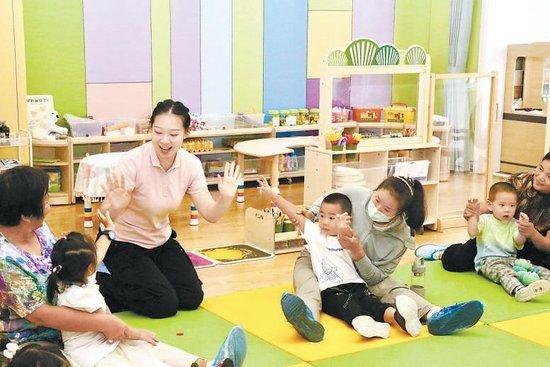 北京市第五幼儿园城市副中心园托育班首批20名幼儿新生度过了有趣的开学第一课。杨静茜摄