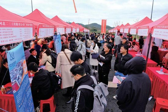 2月7日，求职者在广西“就业暖心·桂在行动”专项服务活动暨重点产业园区用工服务专项行动启动仪式现场求职。春节假期结束，各地举办多场新春招聘活动，吸引众多求职者前来咨询应聘。　新华社记者　周华　摄