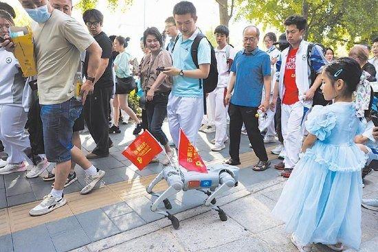 6月8日，人大附中考点，送考一只宇树机器狗在路边为考生加油。仪式<strong></strong>