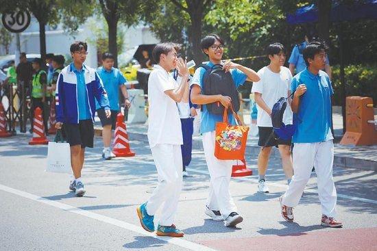 6月24日,北京市第十一中学考点,学生进入考场。 本版摄影/新京报记者 李木易