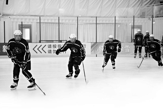 首都体育学院冰雪运动专业的学生在上冰球课。