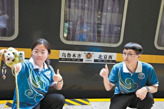 志愿者们从北京西站出发奔赴西部。 本报记者 安旭东 摄