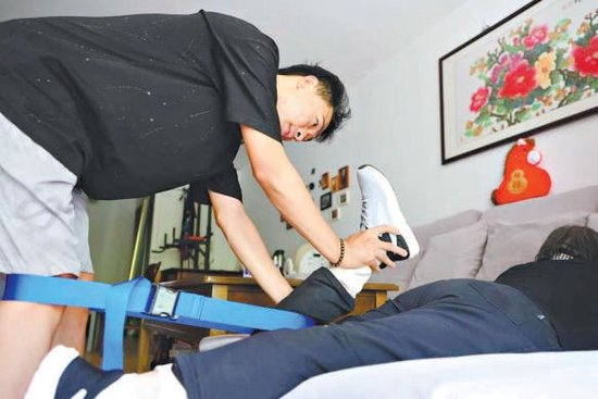 健身教练小侯，在一位71岁老人家里做“上门私教”。